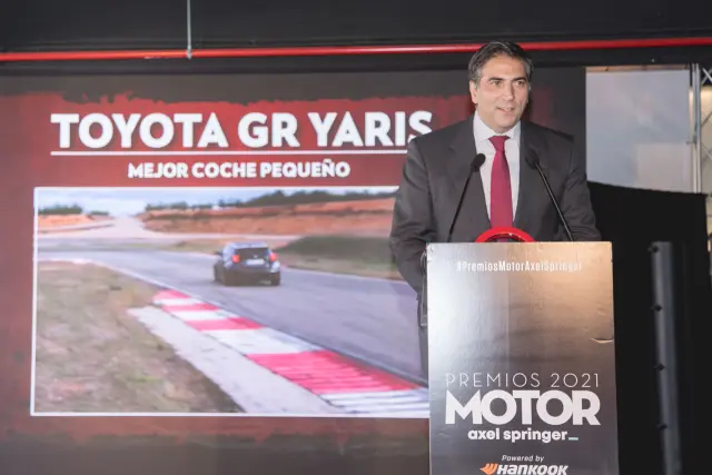 Miguel Carsi, presidente y CEO de Toyota y Lexus España, agradece el premio como mejor coche pequeño para el Toyota GR Yaris