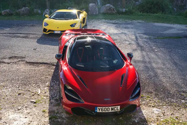 Lamborghini Aventador S contra McLaren 720S