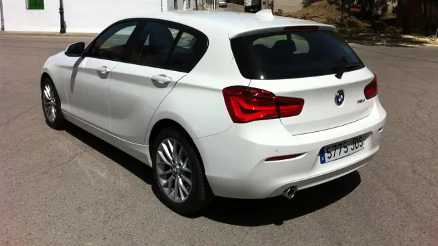 BMW 116 EfficientDynamics Edition 2015 trasera