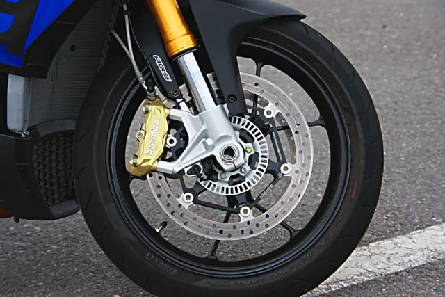 Aprilia Tuono 1100 RR. Llanta y frenos delanteros Brembo.