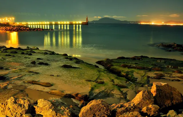 Vista nocturna de Tarifa