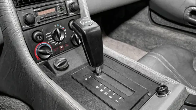 Prueba-DeLorean-DMC-12-consola-cambio-automático