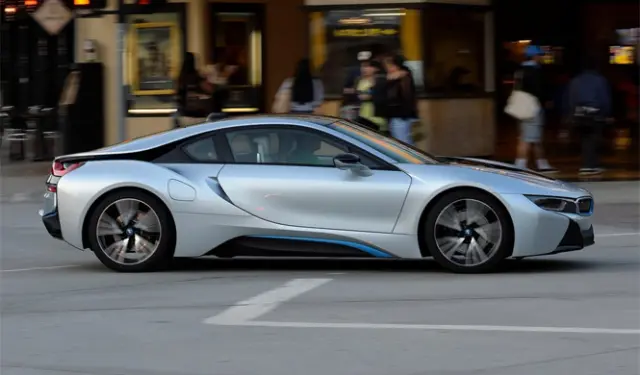 BMW i8 lateral