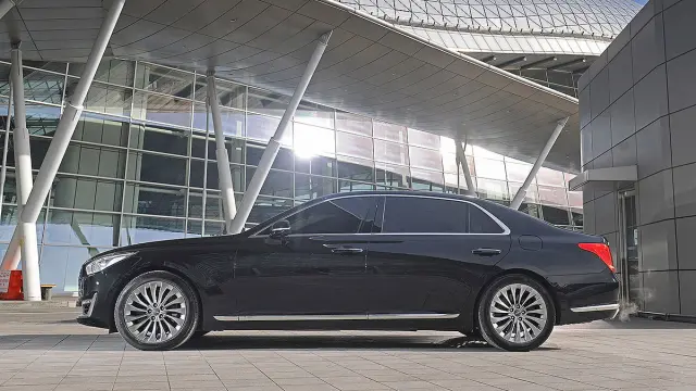Genesis G90 lateral