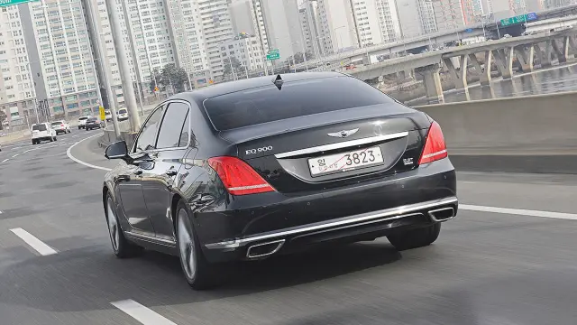 Genesis G90 zaga
