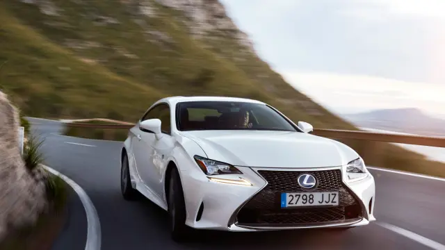 Sobre la carretera, el Lexus RC 300h tiene una presencia muy deportiva.