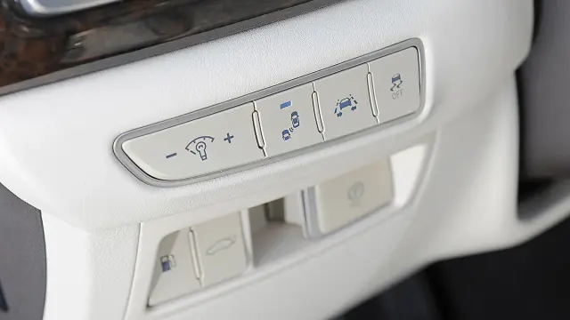 Genesis G90 interior cockpit detalle