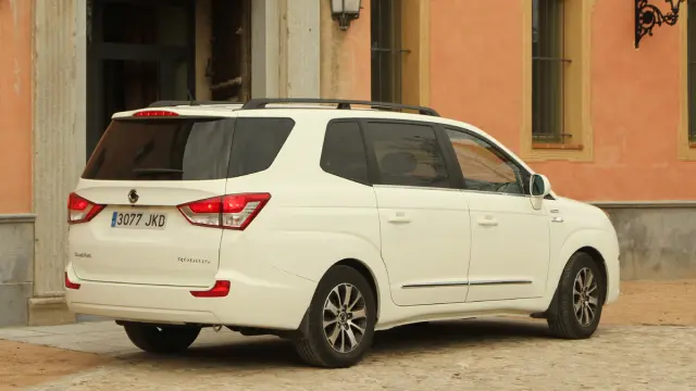 Prueba SsangYong Rodius tres cuartos trasera