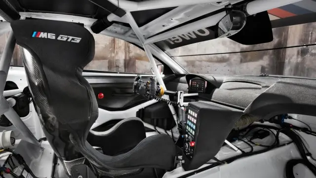 BMW-M6-GT3-2016-interior-aligerado