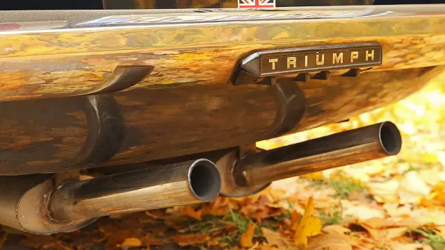 Triumph TR detalle escapes