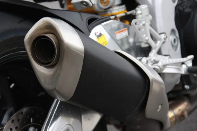 Aprilia Tuono 1100 RR. Escape.