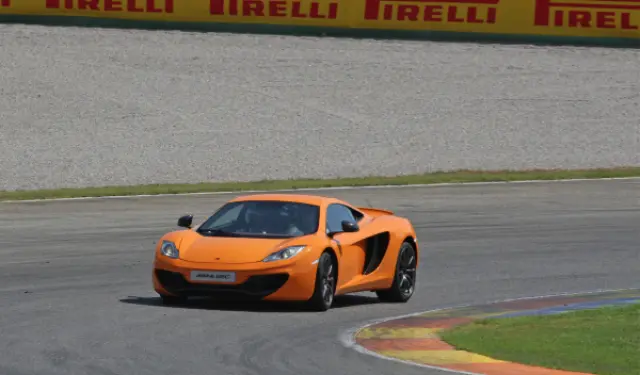 El McLaren MP4-12C en la última curva de Cheste