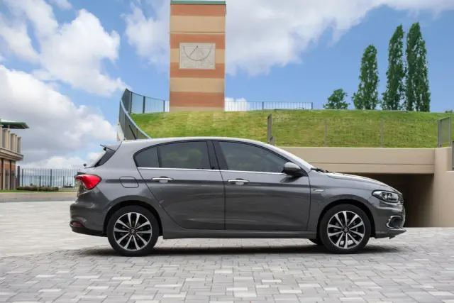 Fiat Tipo de cinco puertas gris