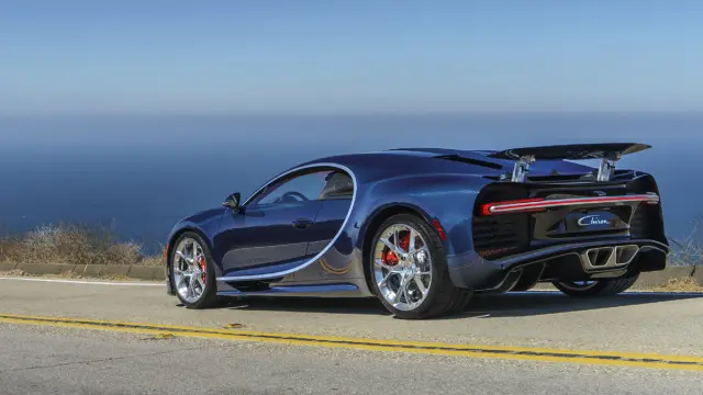 Bugatti Chiron Pebble Beach trasera tres cuartos