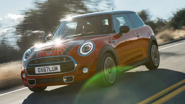 El Mini Cooper también está disponible en versión S y con tres puertas.