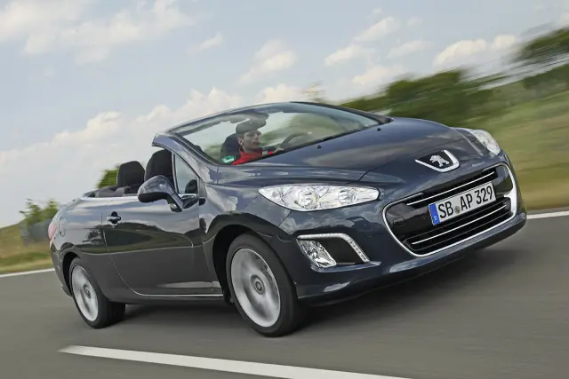 Peugeot 308 CC. Chasis más fiable que su antecesor, pero presenta problemas en los frenos y el sistema de alumbrado.