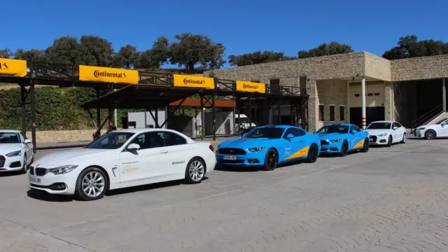 Para la prueba en carretera, pudimos rodar con estos coches equipados con Festín en Ascari con Continental para probar también las Continental PremiumContact 6