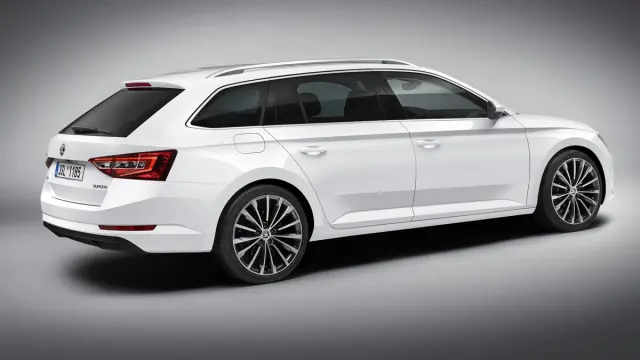 Skoda Superb Combi 2015 tres cuartos estudio