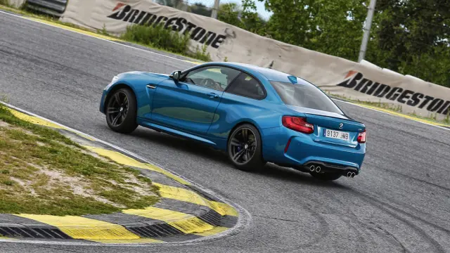 BMW-M2-Coupe-curva
