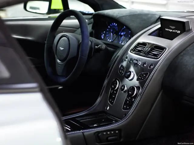 Aston Martin Vantage GT8