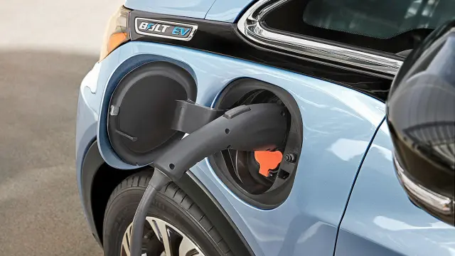 Primera prueba: Chevrolet Bolt EV eléctrico detalle enchufe