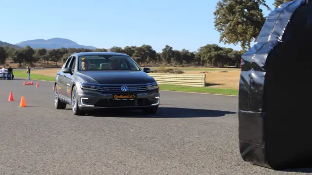 Si, a pesar de que el coche frene, tú sigues acelerando, al final saldrá a pesar de la tecnología Continental