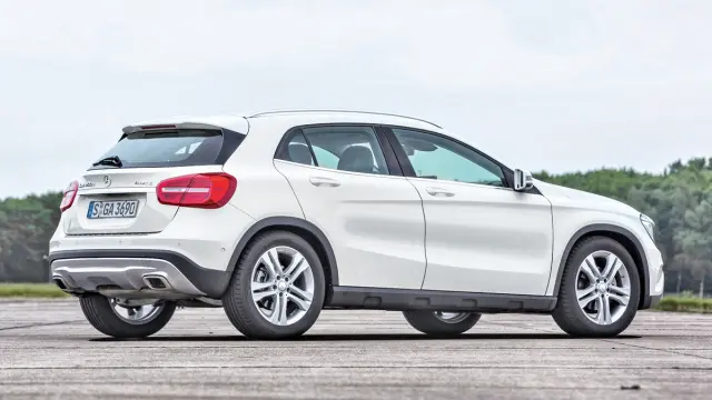 Mercedes GLA trasera