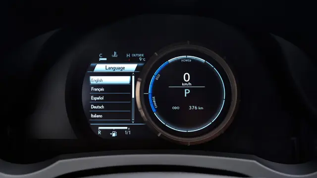 En el Lexus RC 300h F Sport, el reloj central se mueve lateralmente; es un detalle inspirado en el LFA.