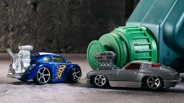 Tooned VW Bug (izda.) y Corvette Sting Ray (dcha.)