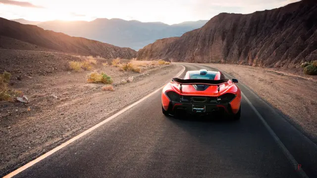 McLaren P1 en Death Valley trasera
