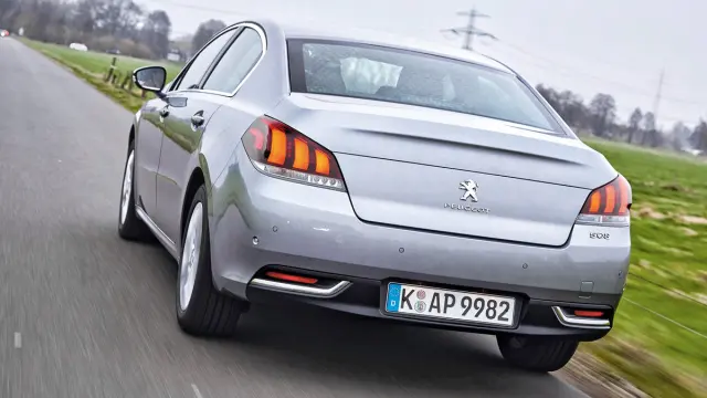 Trasera del Peugeot 508 Blue HDi 150