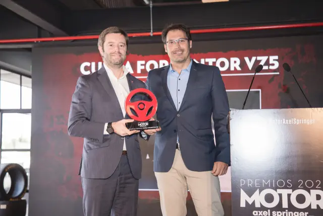 Víctor Sarasola sube por segunda vez al escenario para recibir el premio al mejor SUV compacto para el Cupra Formentor VZ5 de manos de Kike Ruiz (Auto Bild)