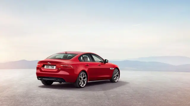 Jaguar XE trasera