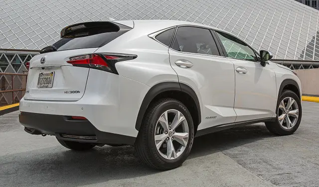 Lexus NX trasera