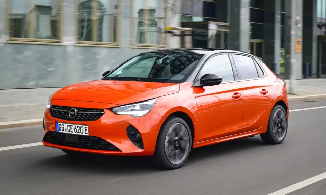 Todos los colores del Corsa-e tienen en opción carrocería bitono.
