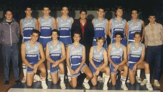 Pedro Sánchez, abajo a la izquierda, como jugador del Estudiantes.