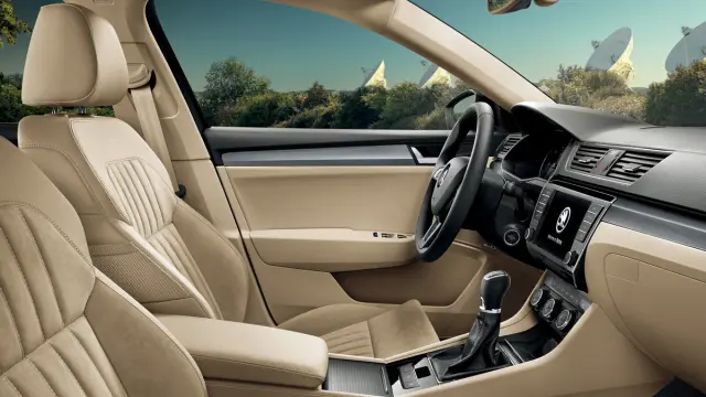 habitáculo Skoda Superb Combi 2015 alcántara