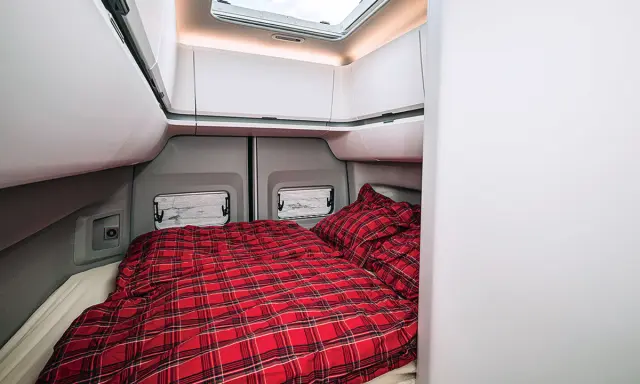 Dentro, hay todoo lo necesario para vivir: cama, baño y cocina