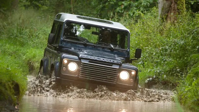 cinco todoterrenos radicales Land Rover Defender frontal