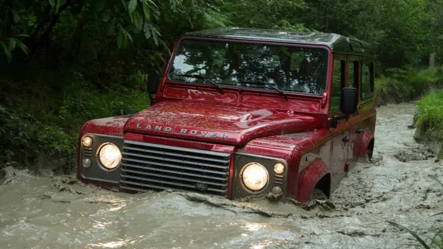 cinco todoterrenos radicales Land Rover Defender delantera