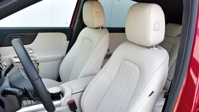 Los asientos del Mercedes recogen algo mejor el cuerpo en los del Volvo