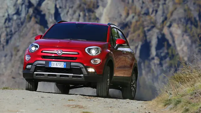 Fiat 500X 4x4 curva tierra