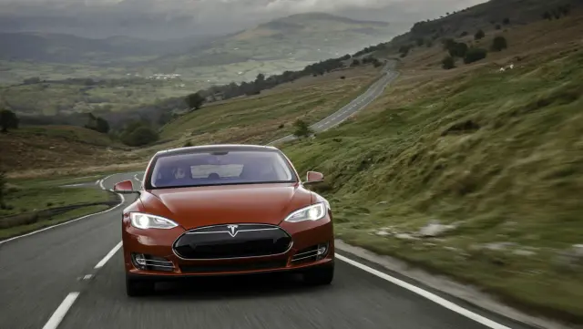 La autonomía del Tesla Model S P90D es de 380 km.