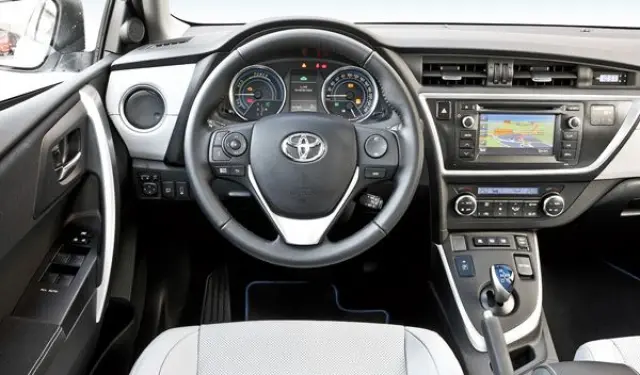 Toyota Auris Hybrid interior salpicadero