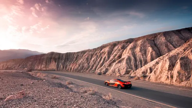 McLaren P1 en Death Valley horizonte