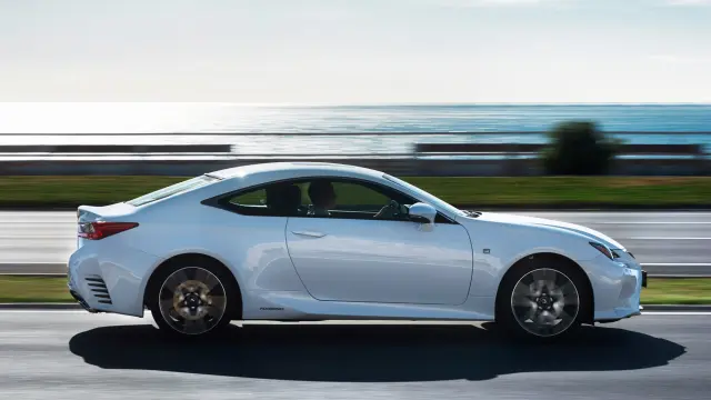 Las líneas de este Lexus ponen un punto diferente en lo que suele verse en las carreteras, lo que se agradece.