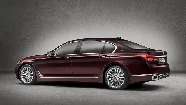 BMW M760Li xDrive lateral trasera