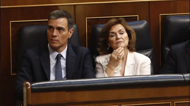 El presidente del Gobierno en funciones, Pedro Sánchez, junto a la vicepresidenta en funciones, Carmen Calvo, en el Congreso de los Diputados.