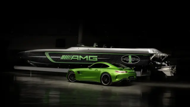 Cigarette Marauder 50 Mercedes-AMG GT R trasera