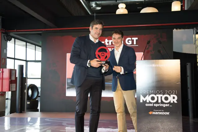 José Miguel Aparicio, director general de Audi España, recibe de manos de Enrique Trillo el premio al Audi e-tron GT como mejor berlina